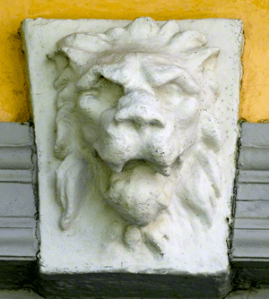 Kulturhusets väktare - Lejonmaskaronerna skyddar och avskräcker. Foto:  Heilo Duarte