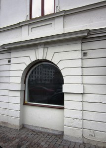 Norra Hamngatan 10 - en av de tidigare ingångarna är numera ett fönster. Foto: Eskil Malmberg.
