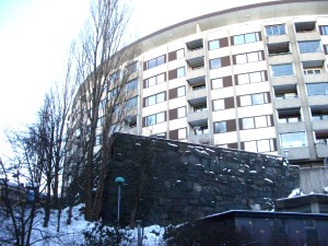 Bostadshuset på toppen av Otterhällan. I förgrunden muren till den nu rivna Otterhälleskolan. Foto: Eskil Malmberg.