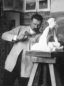 Per Hasselberg vid kavaletten när han hugger Grodan i marmor.