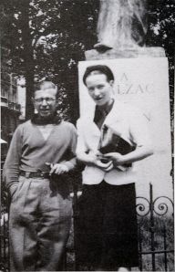 Sartre och de Beauvoir vid Balzac-statyn, Foto: WikiCommons.