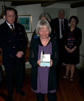 Gudrun Lönnroth med Kulturföreningen Otterhällans pris för 2015.