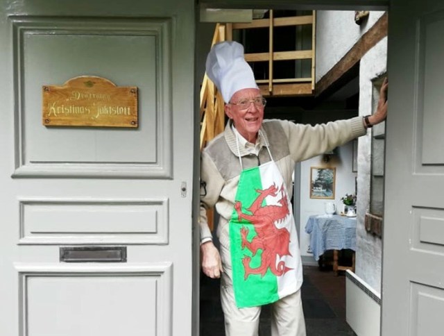 Mästerkocken Leif Jonsson gräddade våfflor mest hela dagen på Jaktslottet 2 juni 2019