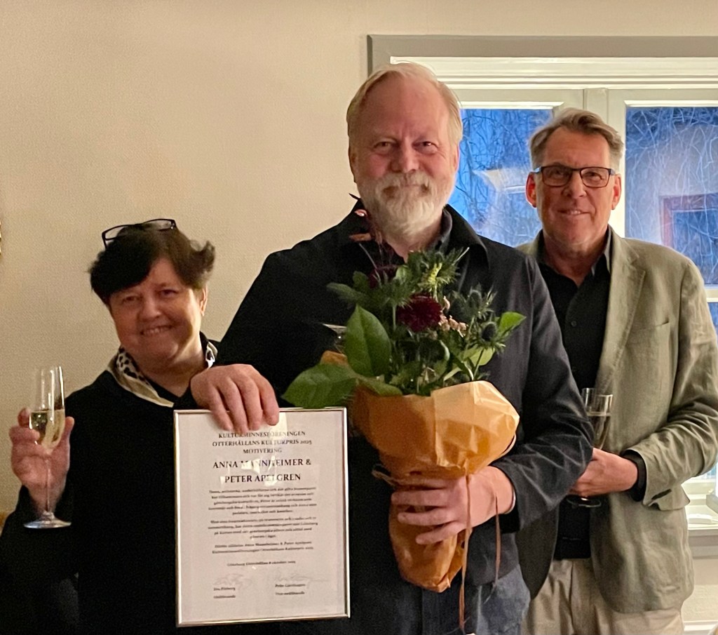Vid prisutdelningen fick Peter ensam ta emot kulturpriset, plakett och blommor då Anna var hemma p.g.a. förkylning. Här flankeras Peter av ordförande Eva och vice ordförande Pehr. 